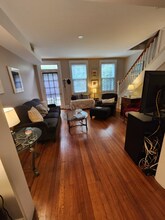 2103 37th St NW in Washington, DC - Foto de edificio - Building Photo