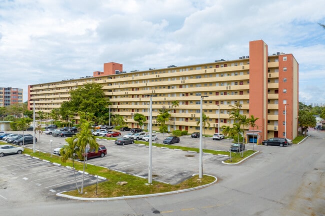 Jade Winds in North Miami Beach, FL - Foto de edificio - Building Photo