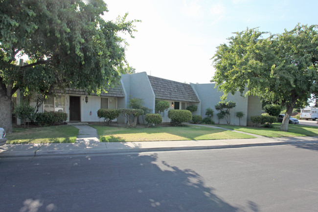 930 N Villa Ave in Dinuba, CA - Foto de edificio - Building Photo