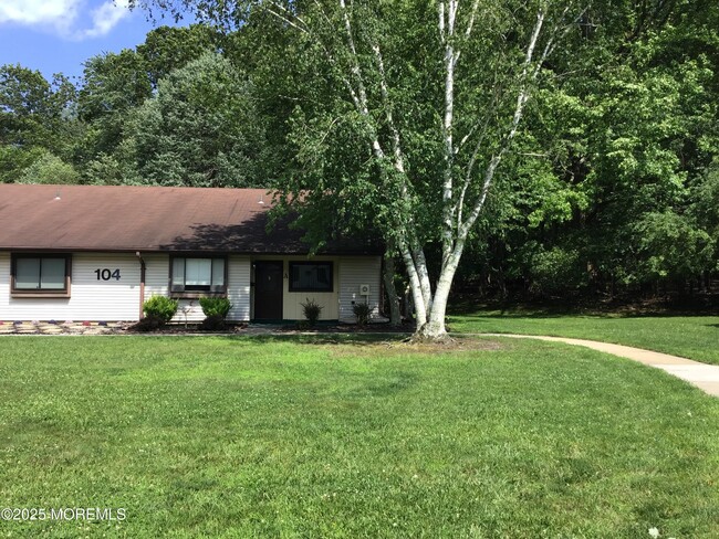 104 Amberly Dr in Englishtown, NJ - Building Photo - Building Photo