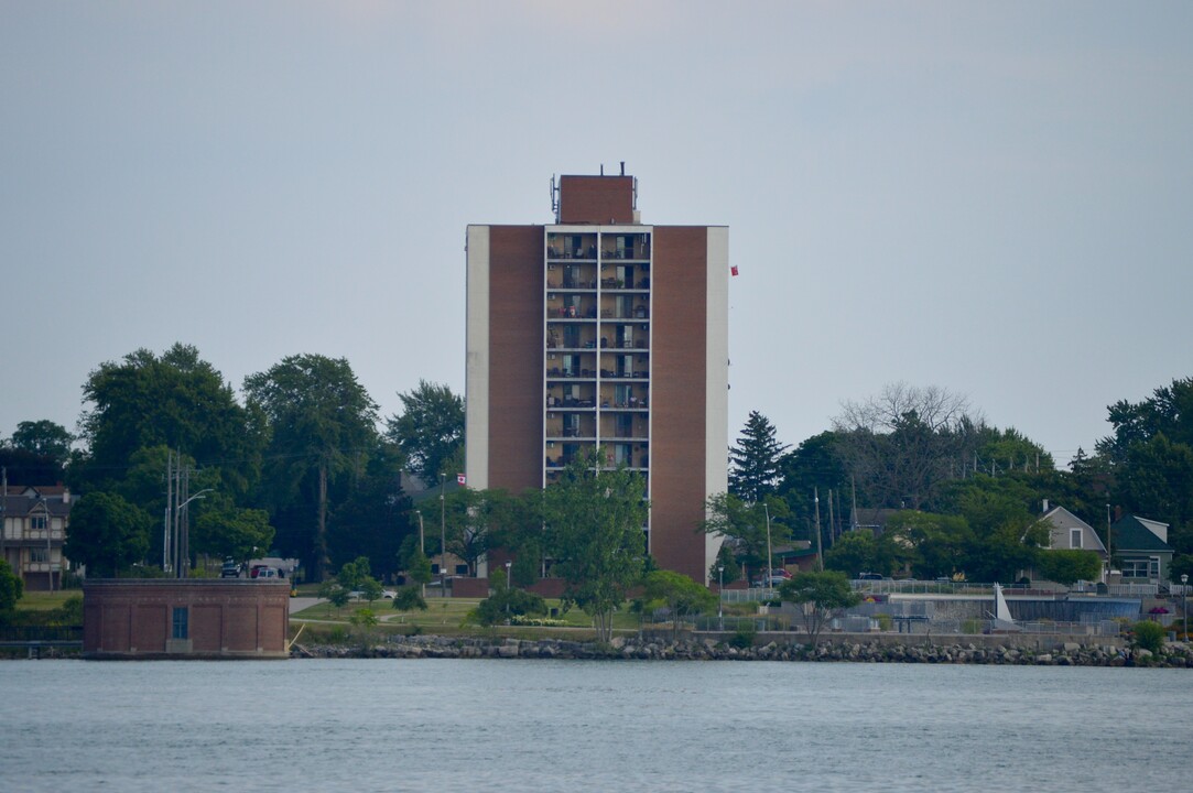 Royal Tower Apartments in Windsor, ON - Building Photo