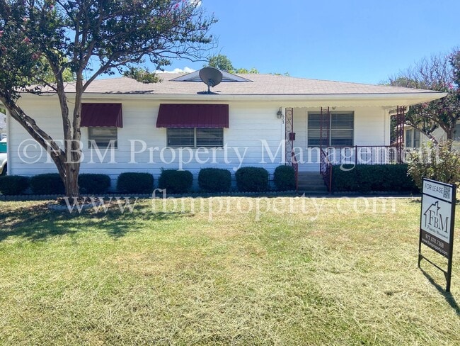 603 E Lampasas St in Ennis, TX - Building Photo - Building Photo