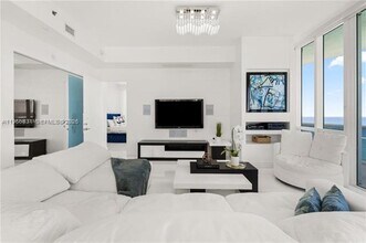 16001 Collins Ave in Sunny Isles Beach, FL - Foto de edificio - Building Photo