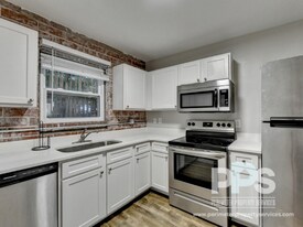 221 Lampkin St NE in Atlanta, GA - Building Photo