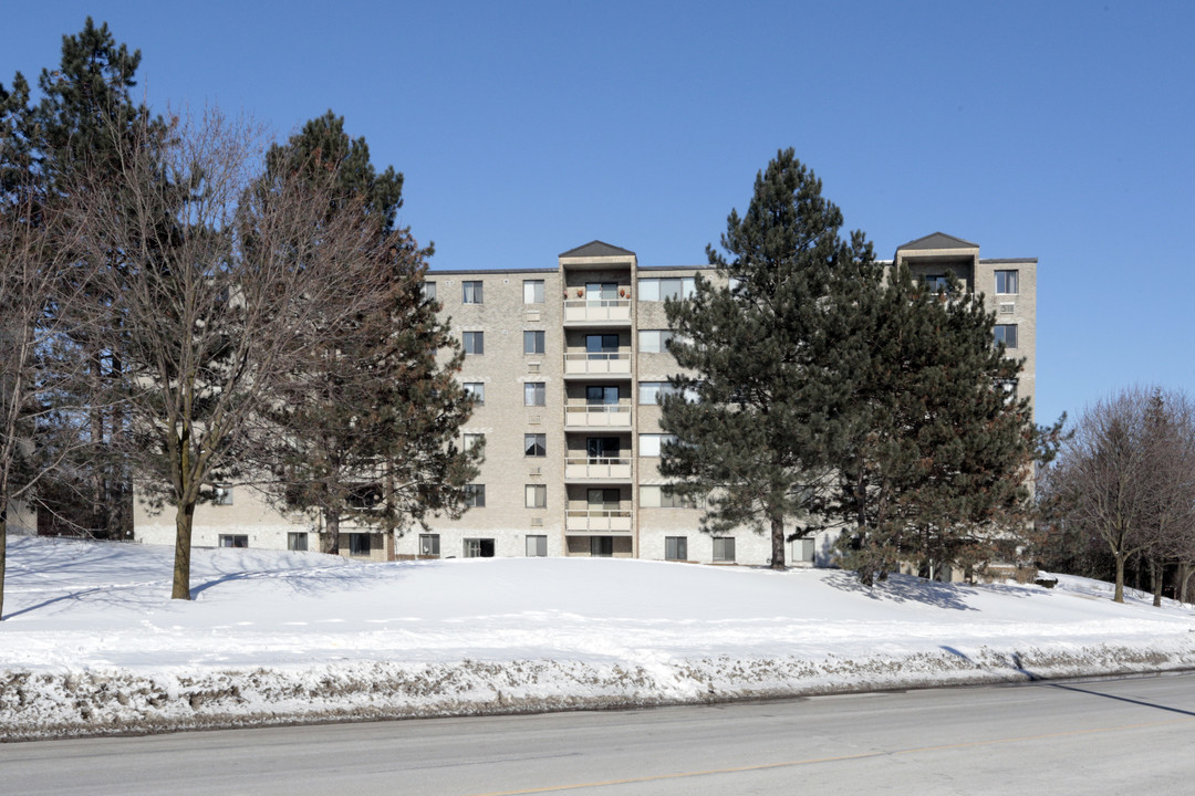 Parkview East in Guelph, ON - Building Photo