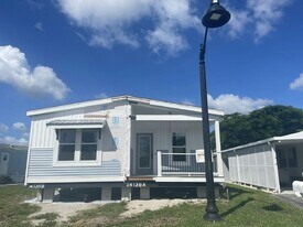 6909 41st Ave N in Riviera Beach, FL - Building Photo