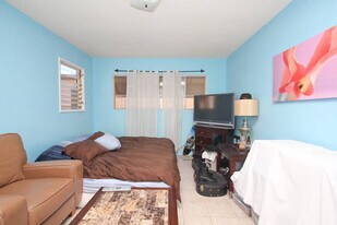 1905 E Florida St in Long Beach, CA - Building Photo