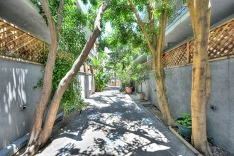 1422 Tamarind Ave in Los Angeles, CA - Building Photo - Building Photo