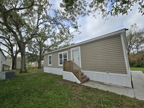 11211 East Bay Rd in Gibsonton, FL - Building Photo - Building Photo