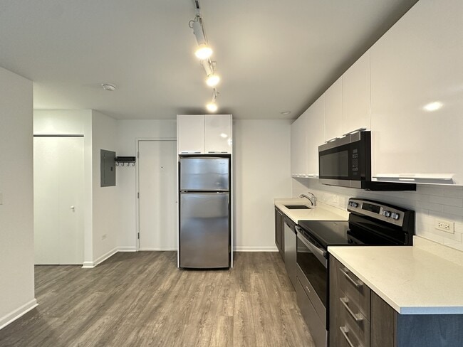 940 W Winona St, Unit 903 in Chicago, IL - Foto de edificio - Building Photo