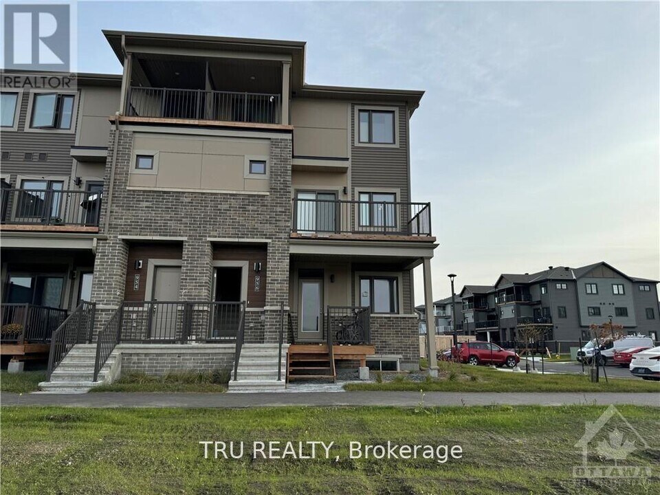 956 Chapman Mills Dr in Ottawa, ON - Building Photo