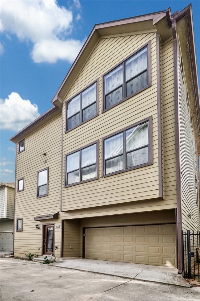 property at 830 W 19th St