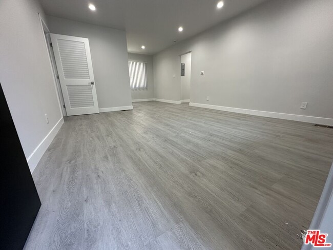1118 S Holt Ave in Los Angeles, CA - Building Photo - Building Photo