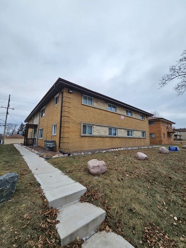 7825 W Hampton Ave (8 Unit)