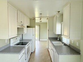 142 Calle Maribel in San Marcos, CA - Foto de edificio - Building Photo