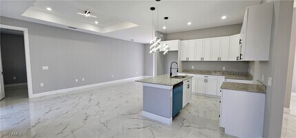 4706 6th St W in Lehigh Acres, FL - Foto de edificio - Building Photo