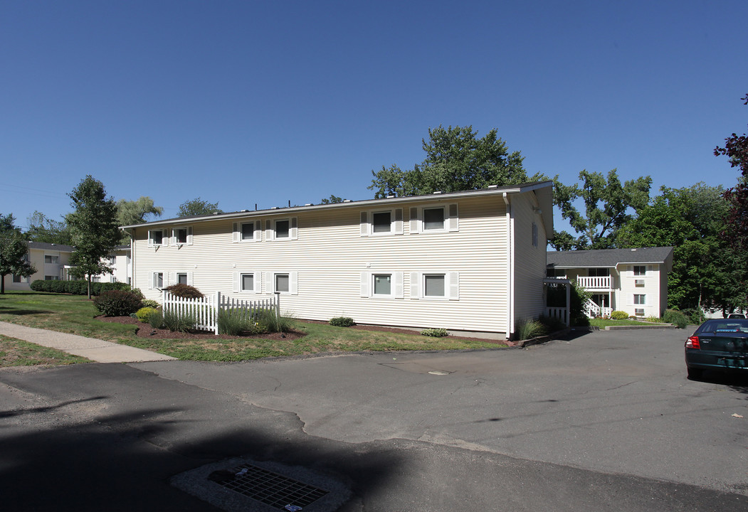 Brookside Commons of Bristol in Bristol, CT - Foto de edificio