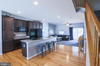 8208 White Star Crossing in Pasadena, MD - Building Photo - Building Photo