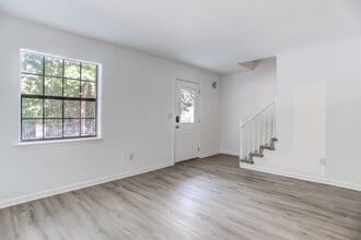 1618 Poinsettia Rd in Charleston, SC - Foto de edificio - Building Photo