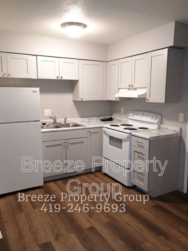 property at 4912 Douglas Rd