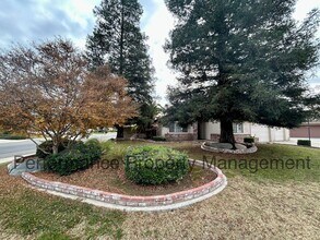 9901 7 Oak Ct in Bakersfield, CA - Building Photo - Building Photo