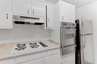 11 Peachtree Hills Ave NE in Atlanta, GA - Building Photo - Building Photo