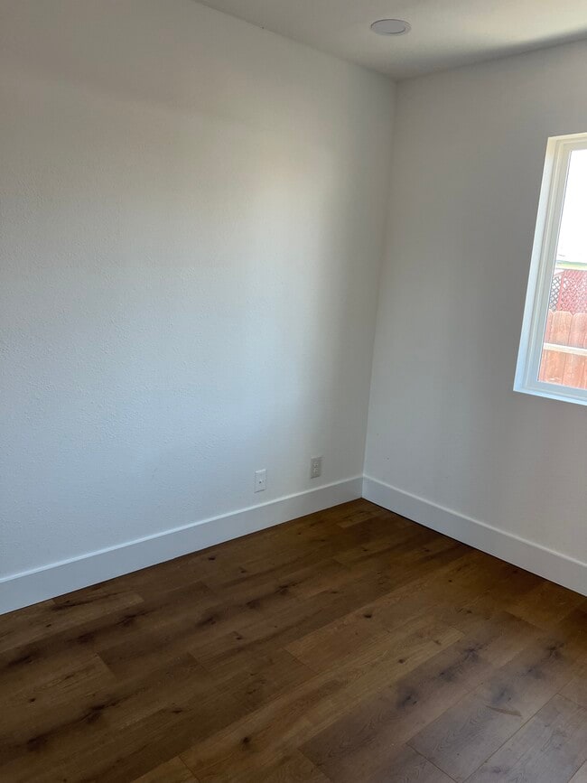 1215 W L St, Unit 2 in Wilmington, CA - Foto de edificio - Building Photo