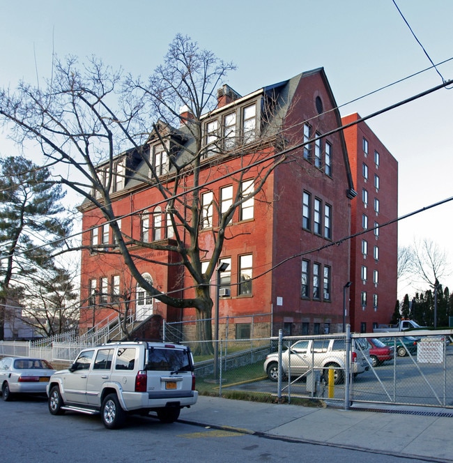 Renee Burke Manor in Yonkers, NY - Foto de edificio - Building Photo