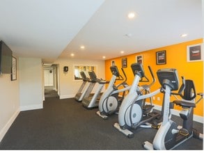 Hilltop Apartments in New Carrollton, MD - Foto de edificio - Building Photo