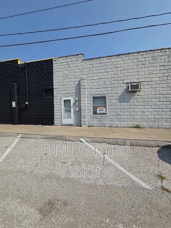 property at 2 E Jefferson Ave