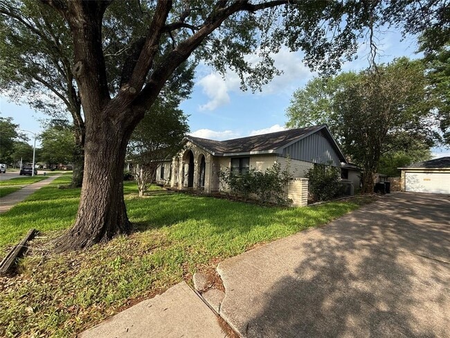 7507 Lacy Hill Dr in Houston, TX - Foto de edificio - Building Photo