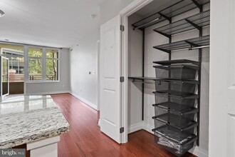 8220 Crestwood Heights Dr in McLean, VA - Foto de edificio - Building Photo