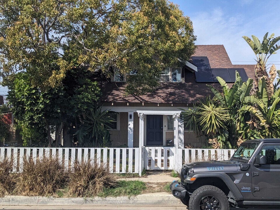 4547 W 16th Pl in Los Angeles, CA - Building Photo