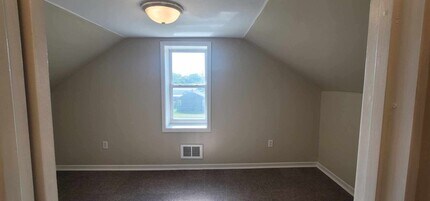 606 W Jefferson Ave in Fairfield, IA - Foto de edificio - Building Photo