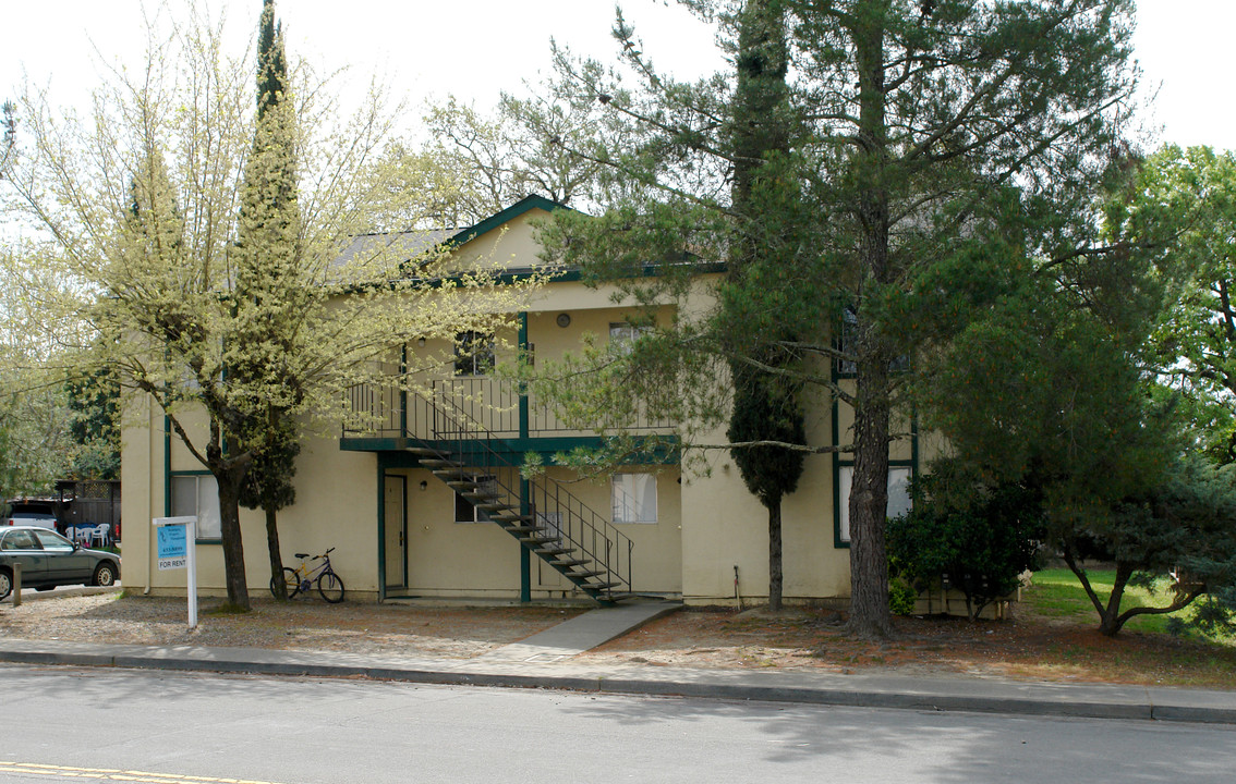 408 March Ave in Healdsburg, CA - Building Photo