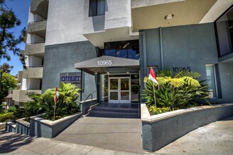 Atrium in Los Angeles, CA - Foto de edificio - Building Photo