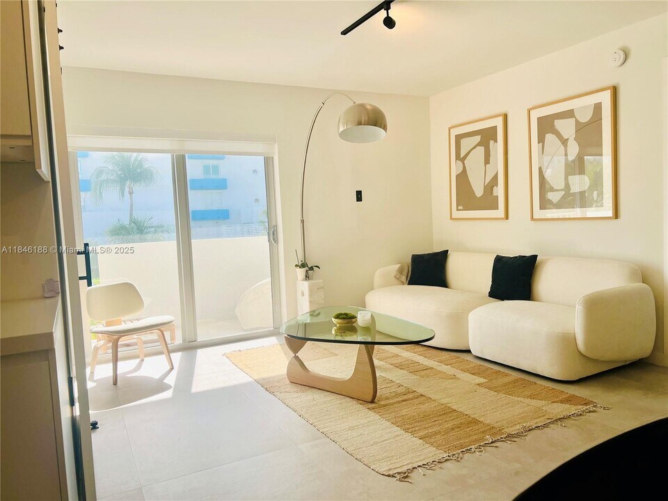 240 Collins Ave in Miami Beach, FL - Building Photo