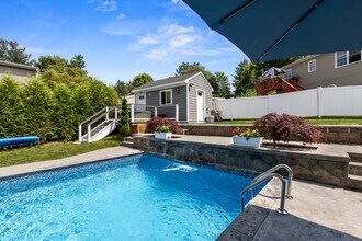 2 Blueberry Ln in Danbury, CT - Building Photo - Building Photo