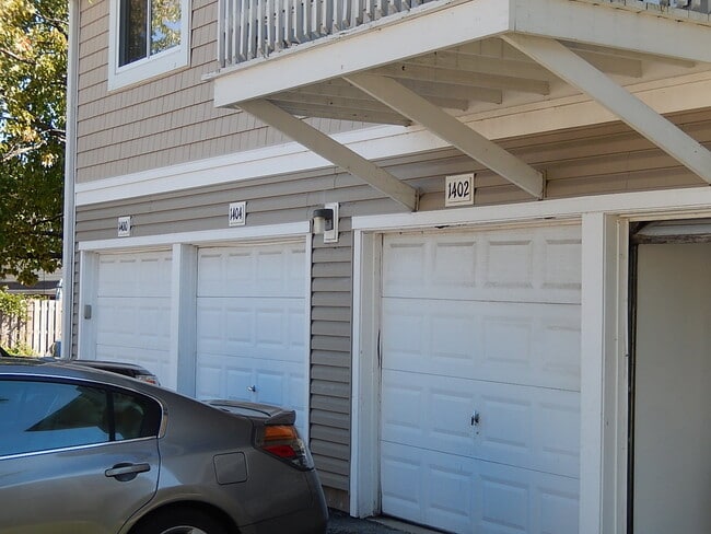 1402 Bear Flag Dr in Hanover Park, IL - Building Photo - Building Photo