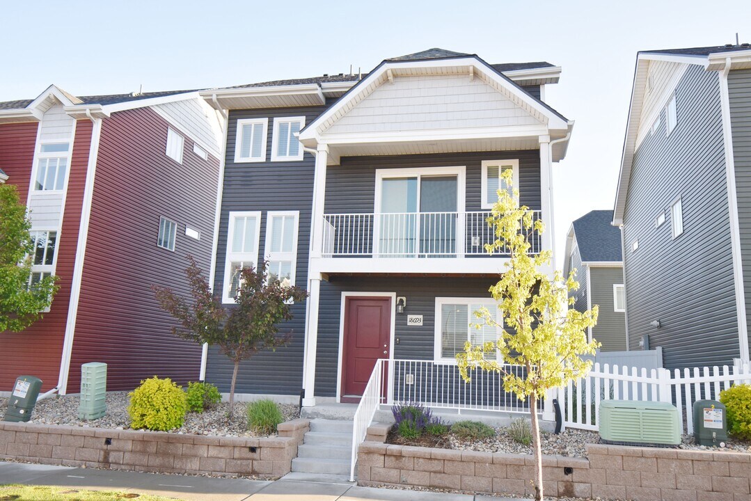 18693 E 54th Ave in Denver, CO - Building Photo