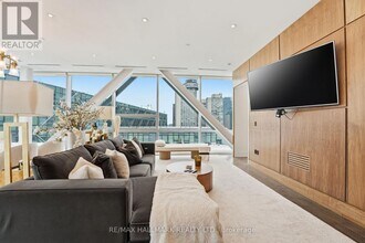 39 Queens Quay E in Toronto, ON - Building Photo - Building Photo