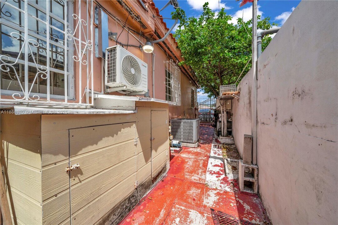 334 E 18th St in Hialeah, FL - Foto de edificio