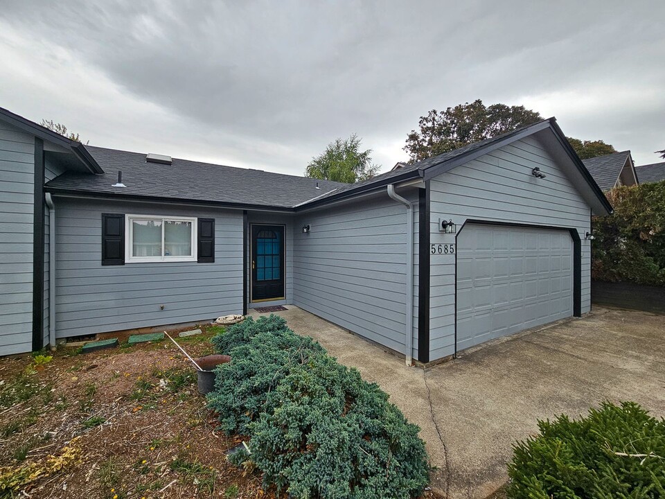 5685 Moonstone Loop SE in Salem, OR - Building Photo