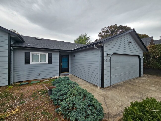 5685 Moonstone Loop SE