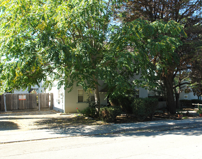 590 E H St in Benicia, CA - Foto de edificio - Building Photo