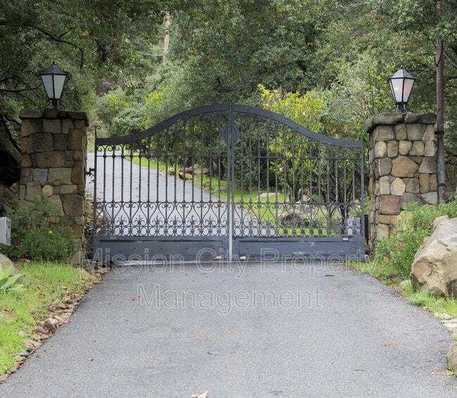 1055 Toro Canyon in Montecito, CA - Building Photo - Building Photo