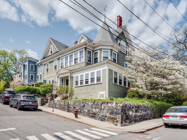 3 Monmouth St, Unit 1 in Somerville, MA - Foto de edificio - Building Photo