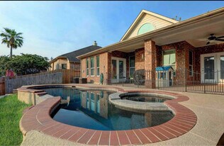 313 Marina Oaks Ct in Kemah, TX - Building Photo