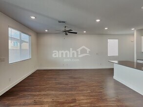 132 Charmante Tulip Ln, Unit 1 in Henderson, NV - Foto de edificio - Building Photo