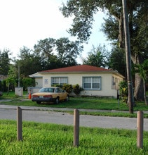 670 NE 122nd St in Miami, FL - Foto de edificio - Building Photo